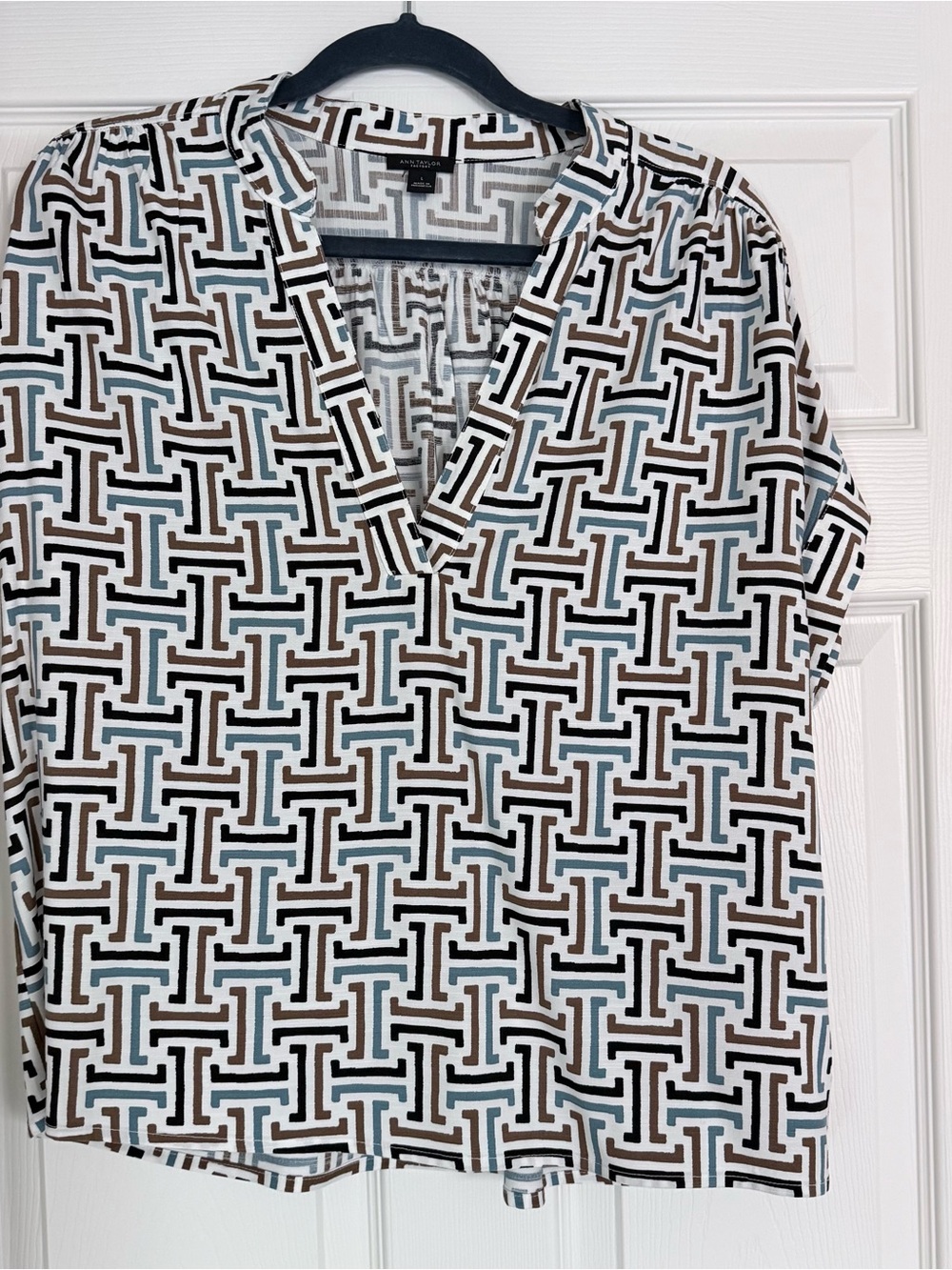 Ann Taylor Women’s Geometric Print tunic blouse in White, Brown & Blue